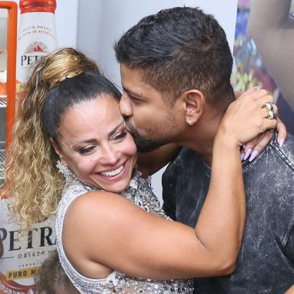 Viviane Araujo surge beijando o namorado