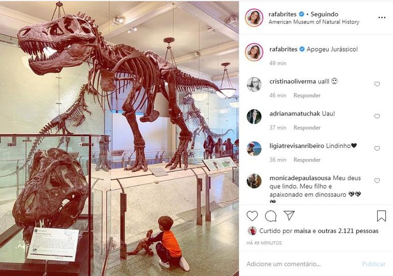 A apresentadora fez um clique lindo do seu pequeno ao lado de um grande esqueleto de dinossauro 