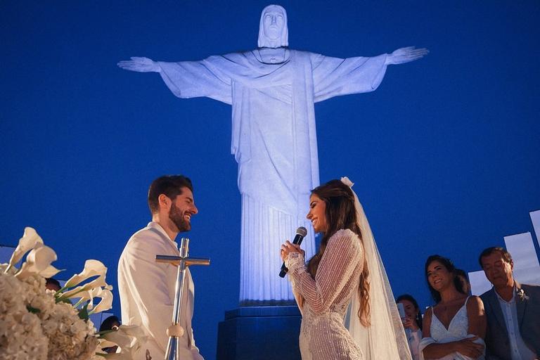 Alok faz declaração para Romana Novais, comemorando um ano de casados