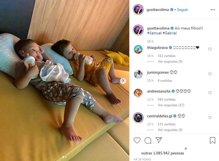 Gusttavo Lima mostra Gabriel e Samuel com mamadeiras