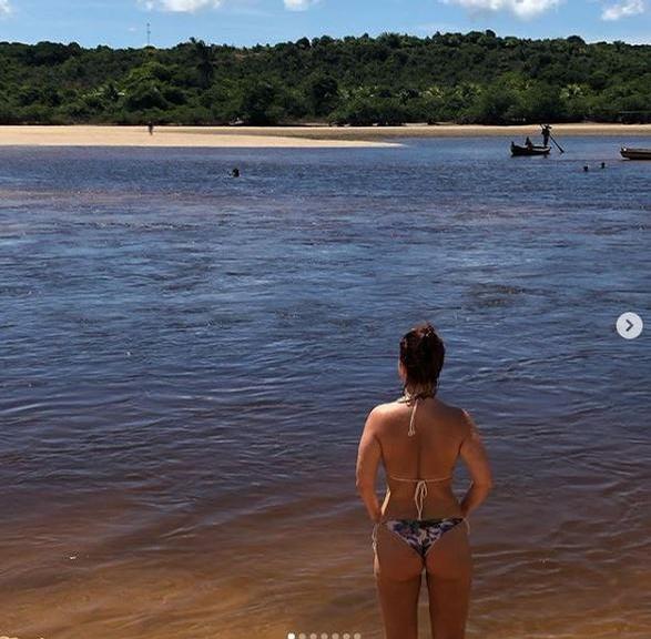 Samara Felippo na praia