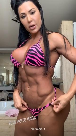 Gracyanne Barbosa mostra marquinha de bronzeado