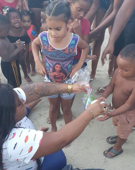 Jojo Todynho distribui doces para crianças