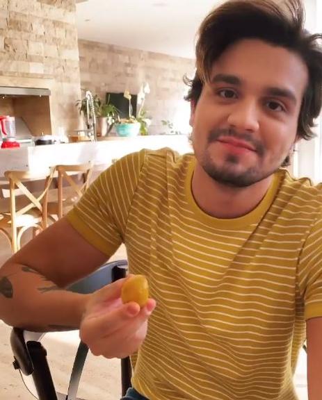 Luan Sanatan faz tutorial de como comer pequi