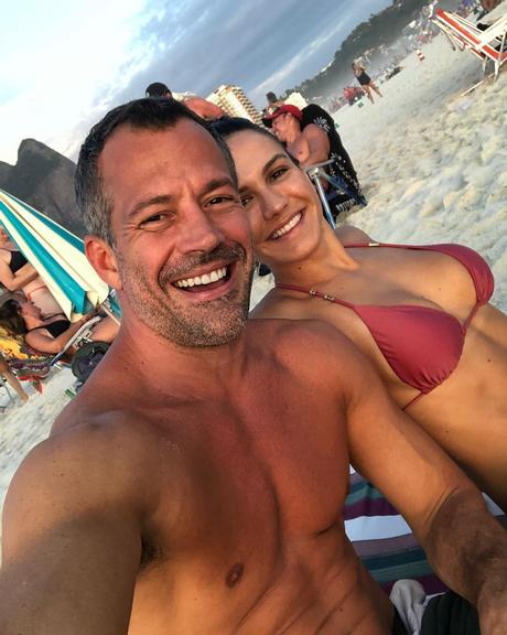 Malvino Salvador curtindo dia de praia com a esposa