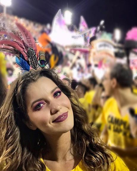 Nathalia Dill relembra clique do carnaval