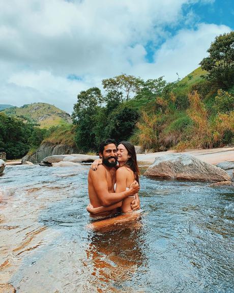 Thaila Ayala posa com o marido em clima de romance