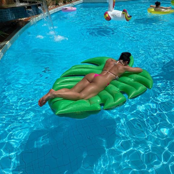 Graciele Lacerda na piscina