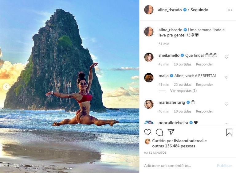 Aline Riscado esbanja beleza em clique de biquíni vermelho