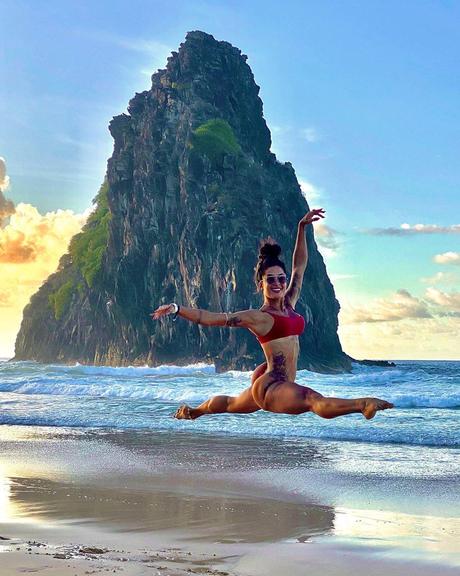 Aline Riscado faz pose em Noronha