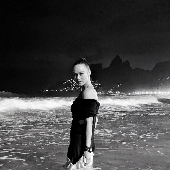 Mariana Ximenes posa na praia de madrugada