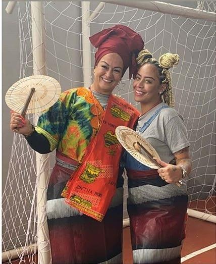 Rafaella posa com a mãe na África e barriguinha rouba a cena