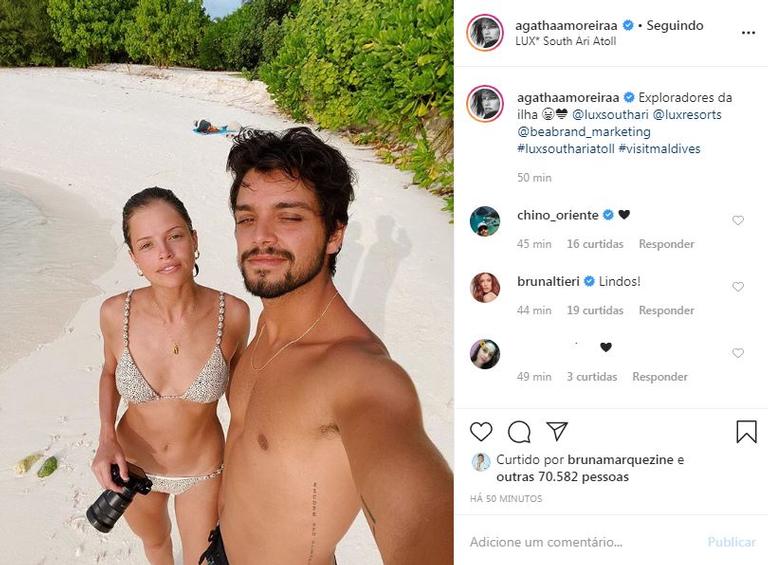 Rodrigo Simas e Agatha Moreira posam juntos na praia