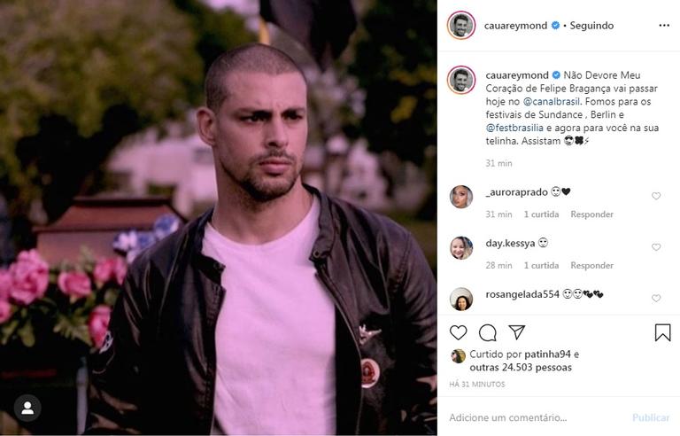 Cauã Reymond aparece careca e arranca suspiros na web