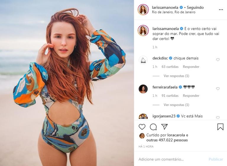 Larissa Manoela arranca elogios com clique fazendo carão