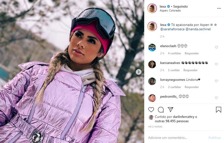 Lexa aparece com look de inverno cor de rosa e é elogiada