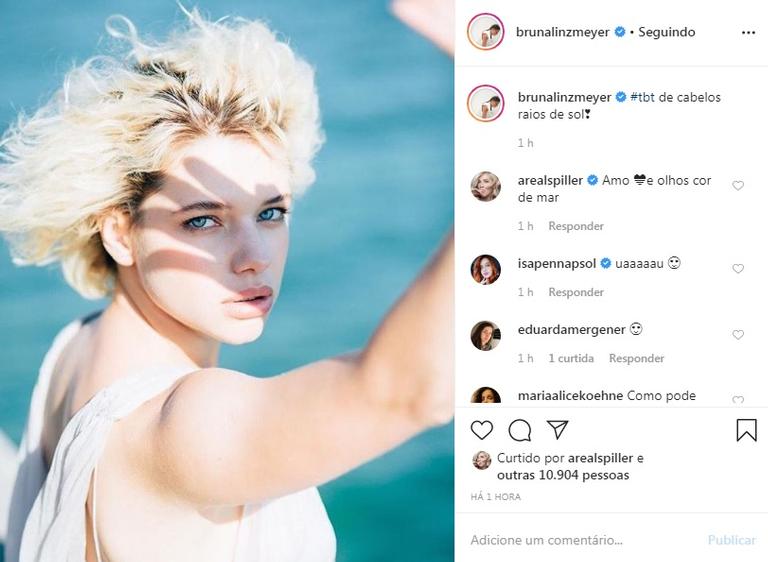 Bruna Linzmeyer aparece com cabelos platinados e é elogiada