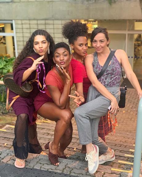 Elenco de Amor de Mãe posa nos bastidores