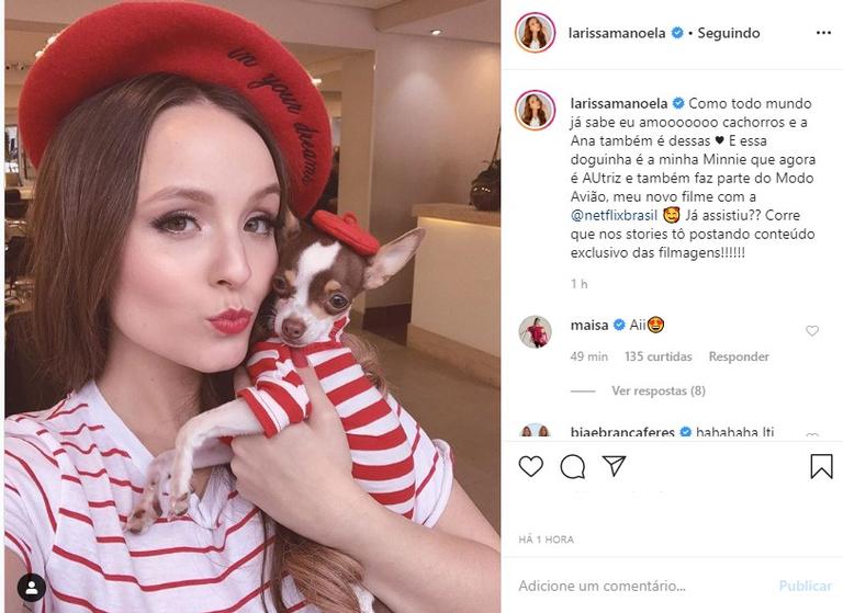 Larissa Manoela com sua cachorrinha no filme Modo Avião