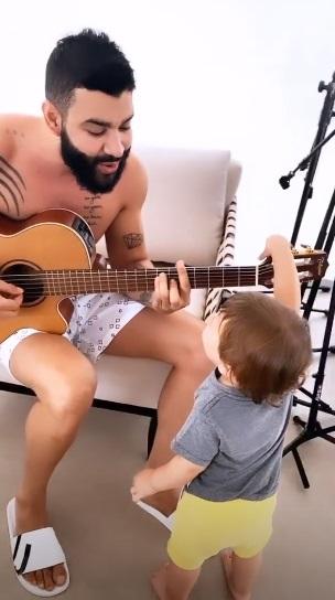 Suita mostra o caçula tentando cantar com Gusttavo Lima