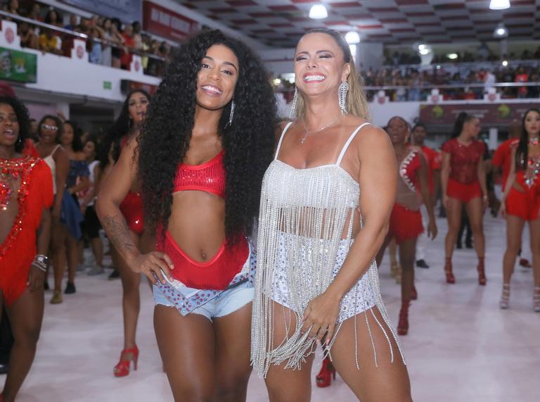 Viviane Araujo e MC Rebecca em ensaio do Salgueiro