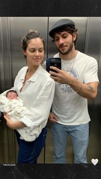 Chay Suede posa ao lado da esposa e filha