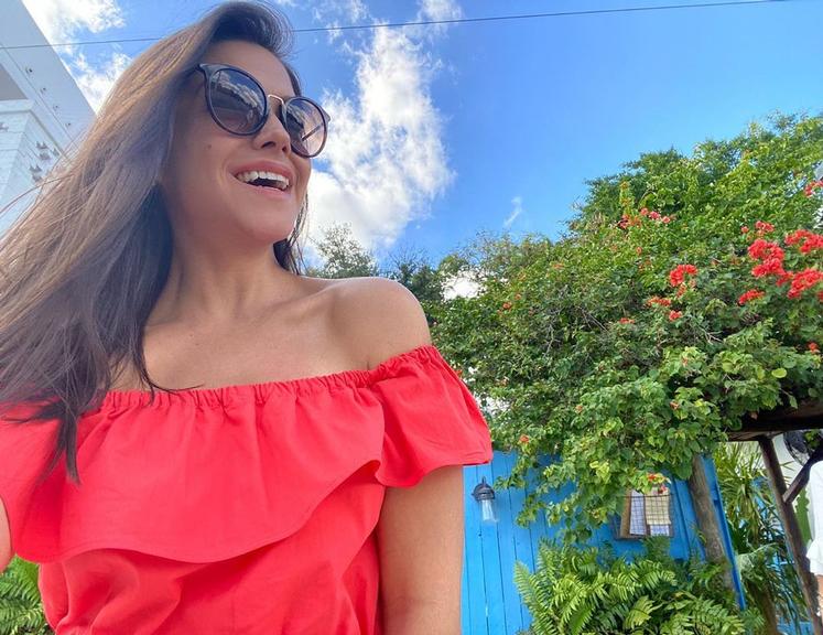 Thais Fersoza combina look com restaurante sem querer