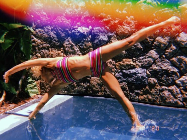 Carolina Dieckmann reflete sobre a felicidade ao compartilhar clique na piscina