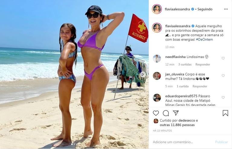 A atriz curtiu uma tarde na praia a resolveu compartilhar os cliques que fez com seus seguidores 