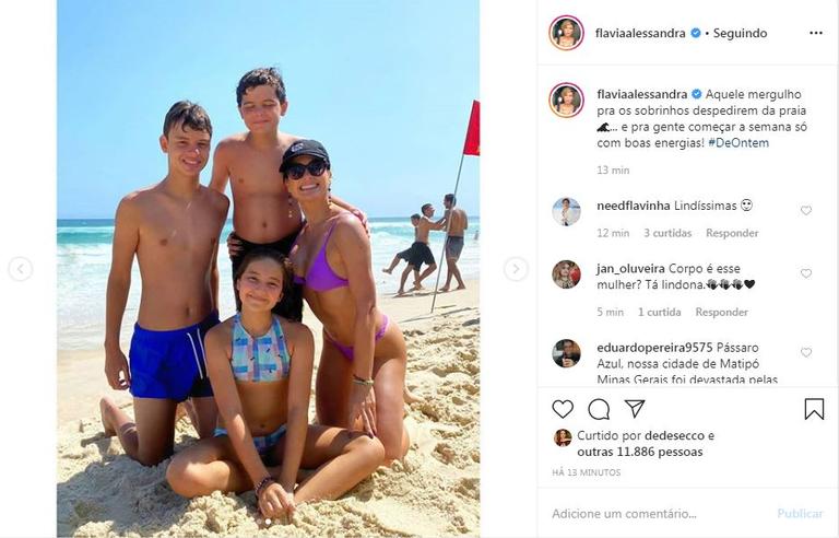 A atriz curtiu uma tarde na praia a resolveu compartilhar os cliques que fez com seus seguidores 