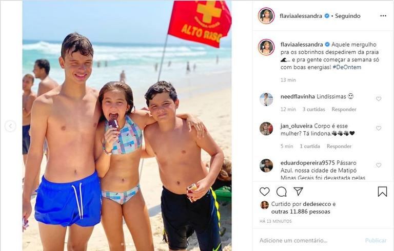 A atriz curtiu uma tarde na praia a resolveu compartilhar os cliques que fez com seus seguidores 