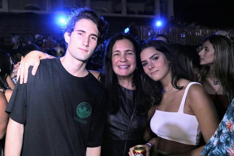 Adriana Esteves em show de Anitta com o filho e a nora