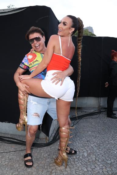 Nicole Bahls e David Brazil em show de Anitta