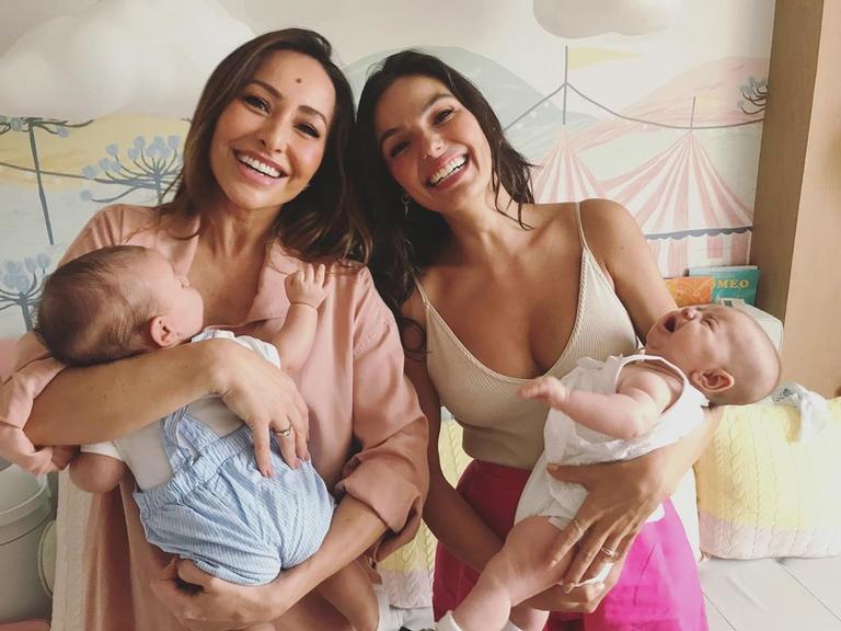 Isis Valverde e Sabrina Sato com os filhos