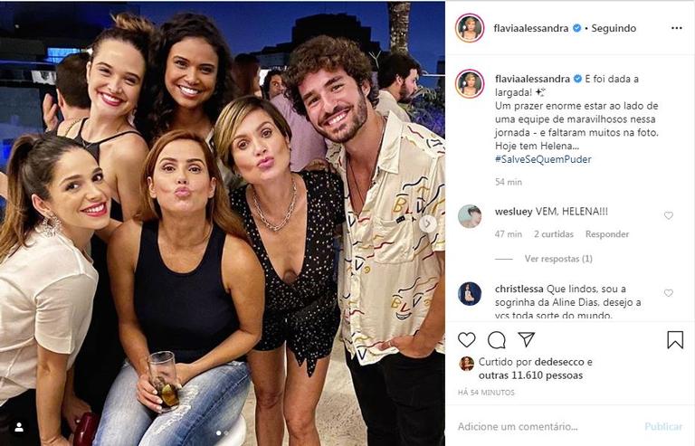 A atriz publicou uma foto ao lado de pate do elenco da novela e comemorou a estreia do folhetim 