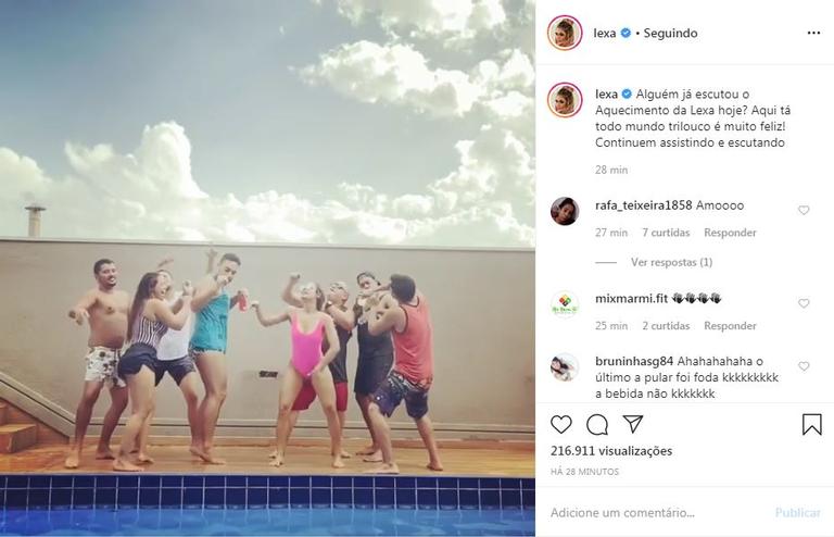 A funkeira acabou de lançar sua nova música e aproveitou para dançar o hit ao lado dos amigos a beira da piscina 