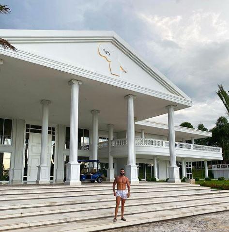 Gusttavo Lima na frente de fazenda