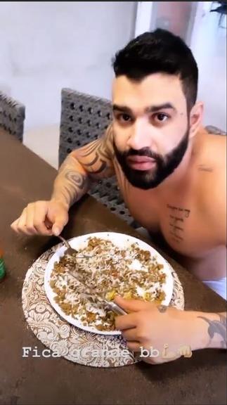 Gusttavo lima comendo muito