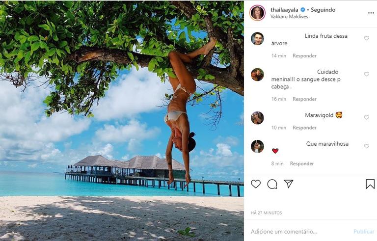 Thaila Ayala pendurada em árvore nas Maldivas