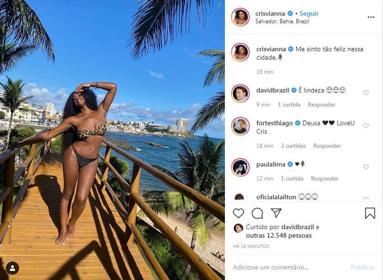 A atriz está em Salvador e aproveitou a paisagem paradisíaca para tirar uma foto linda na cidade