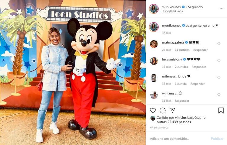 A ex-BBB está curtindo uma viagem para Paris e decidiu visitar o parque da Disney que tem na França 