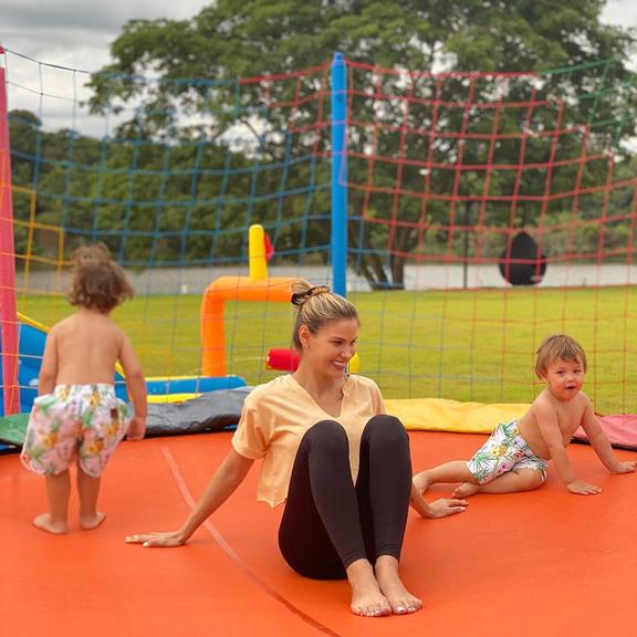 Andressa Suita se diverte com os filhos