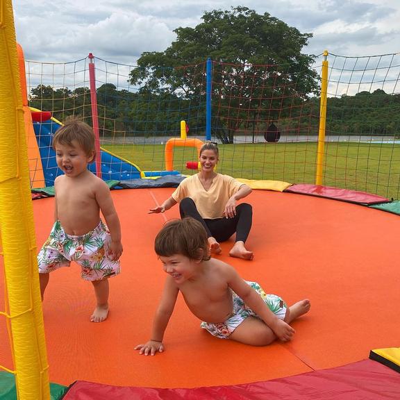 Andressa Suita brinca com os filhos