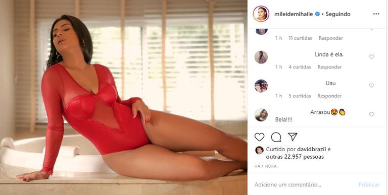 Mileide Mihaile de lingerie vermelha