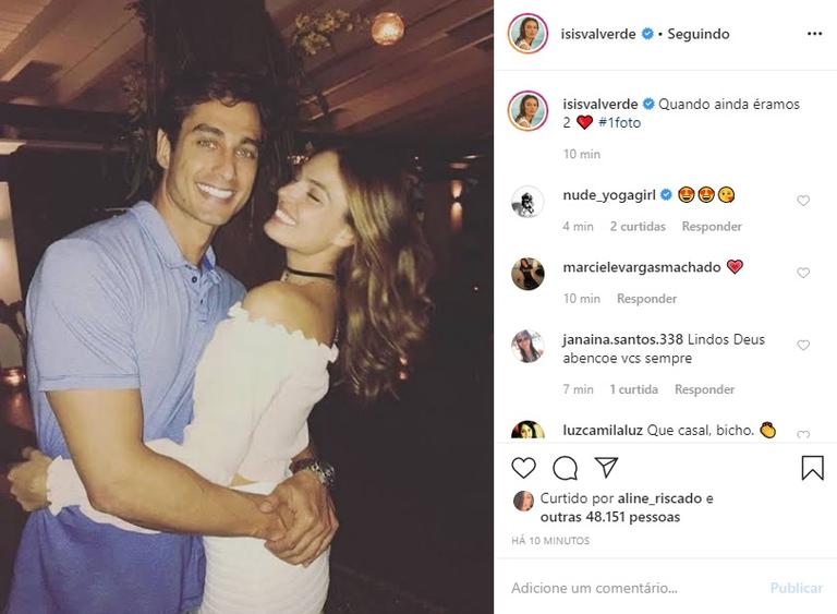 Isis Valverde mostra foto antiga com o marido e encanta