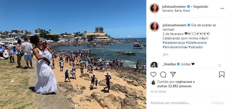 A atriz comemorou a data ao lado da mãe e da filha indo a praia para deixar oferendas no mar 