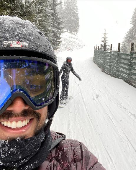 O ator está na Áustria curtindo muito o clima nevado do país ao lado da namorada 