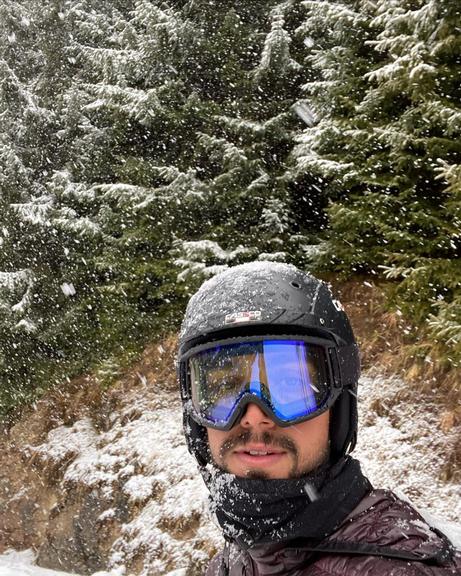 O ator está na Áustria curtindo muito o clima nevado do país ao lado da namorada 