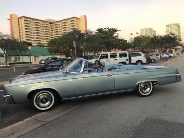 Roberto Carlos com carro novo