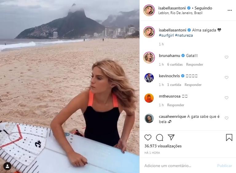 Isabella Santoni curte dia de surfe mesmo com céu cinza